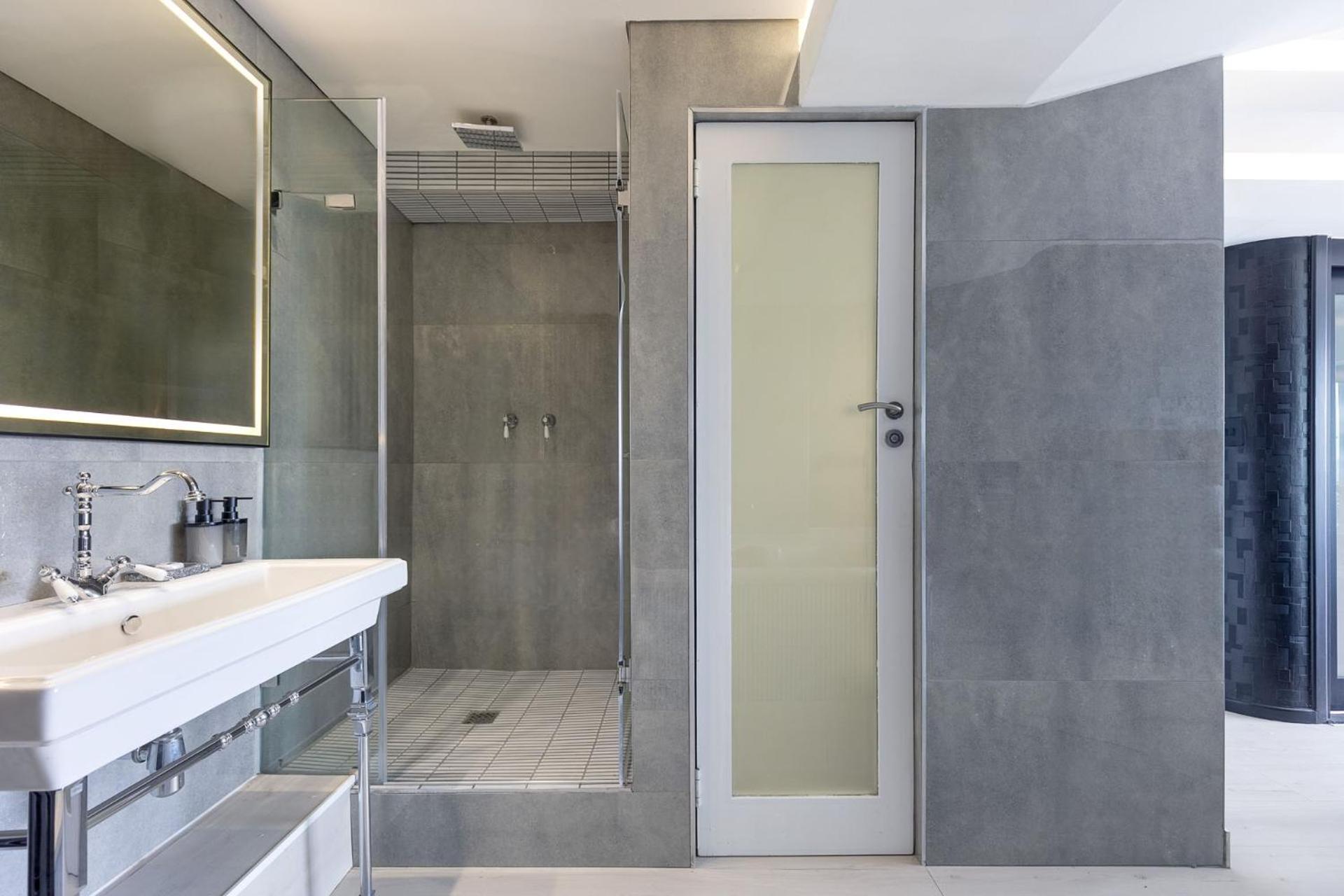 Clifton Yolo Spaces - Clifton Beachfront Executive Apartment *